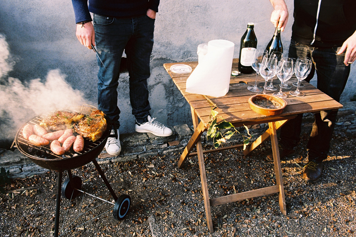 barbecue et verre de vin sur une table