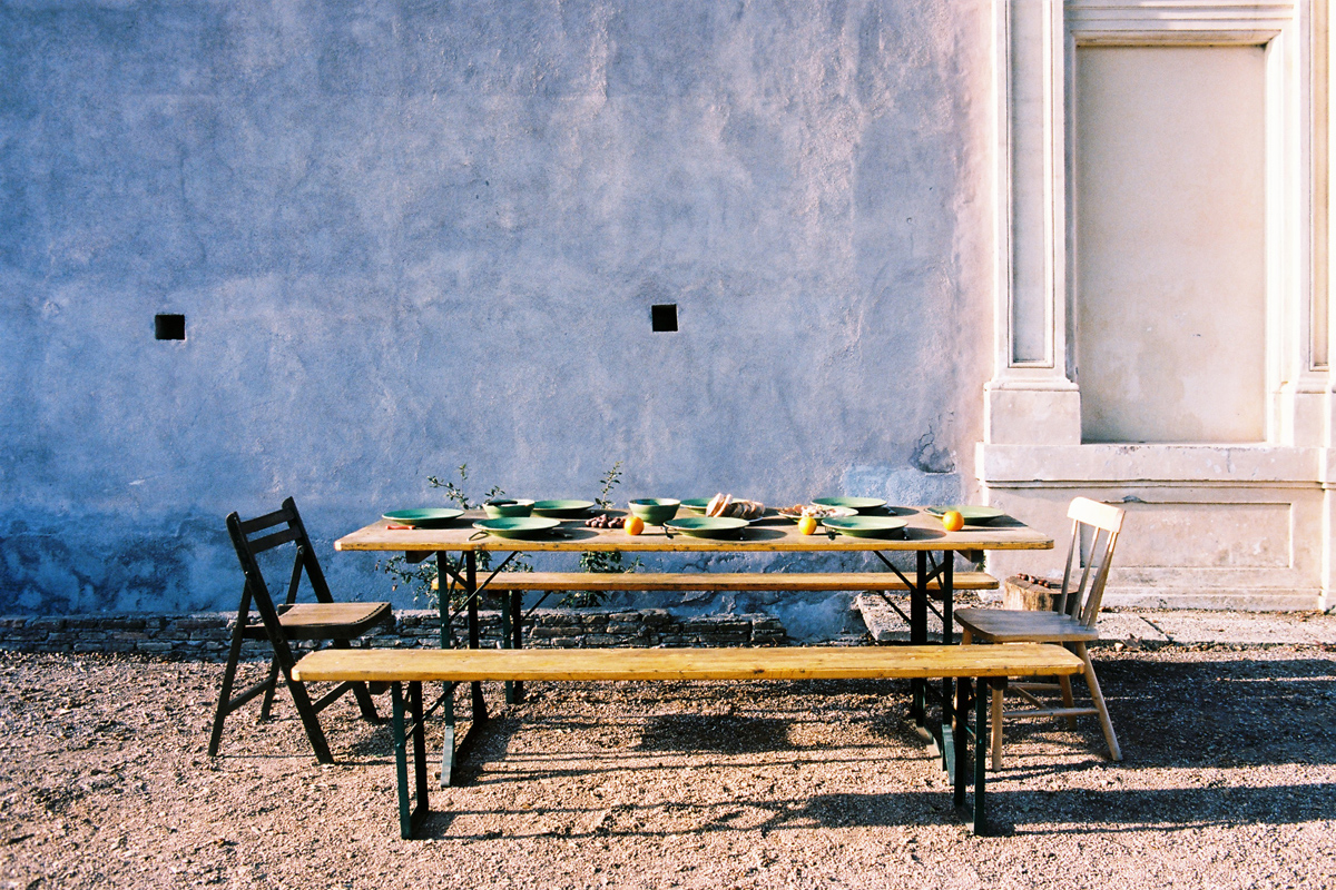 une table dressée avec deux bancs et deux chaises