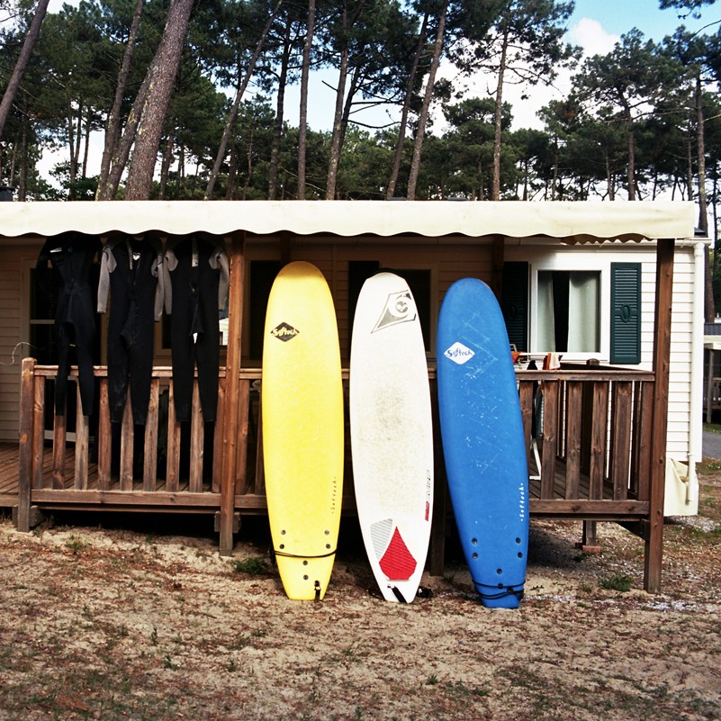 Girl surfers bungalow in Seignosse camping on the Atlantic Ocean coast.
Bungalow de surfeuses au camping de Seignosse sur la côte atlantique française.