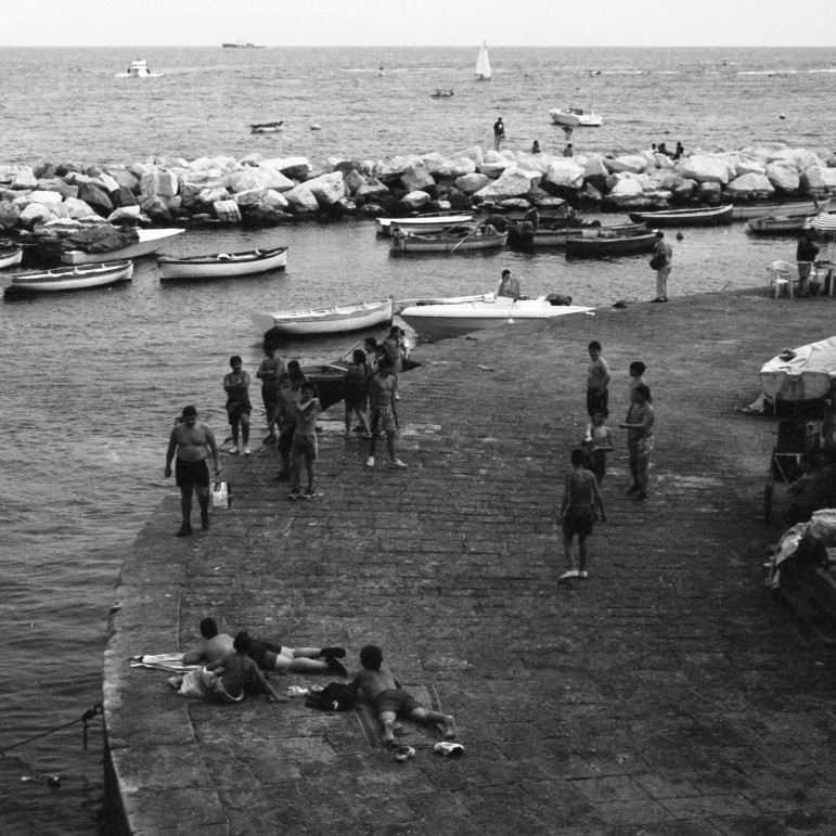 Naples harbour, teenagers are together.
Port de Naples en été, les garçons adolescents sont ensemble.